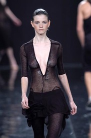 Jeisa_runway_topless_589458.jpg