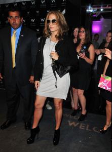 26565_Celebutopia_Jennifer_Lopez_at_the_tents_in_Bryant_Park_during_Mercedes_Benz_Fashion_Week_20_122_905lo.jpg