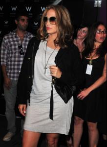 26573_Celebutopia_Jennifer_Lopez_at_the_tents_in_Bryant_Park_during_Mercedes_Benz_Fashion_Week_21_122_472lo.jpg