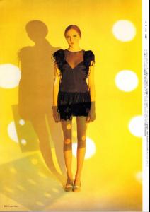 55670_Vogue_Nippon_Mar03_Lollipop_882_122_8lo.jpg