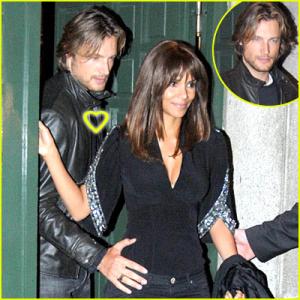 gabriel_aubry_holding_halle_berry_hip.jpg