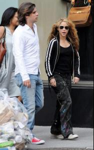 SHAKIRA_ANTONIO_DE_LA_RUE_Strolling_Hand_Hand_BCOso8dyCyil.jpg