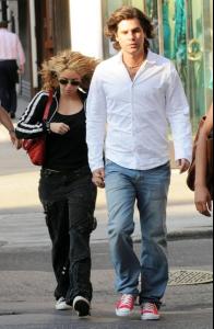 SHAKIRA_ANTONIO_DE_LA_RUE_Strolling_Hand_Hand_I6UUjz52pf1l.jpg