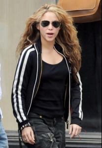 SHAKIRA_ANTONIO_DE_LA_RUE_Strolling_Hand_Hand_wjO9myAMMmKl.jpg