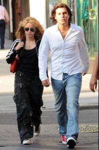 SHAKIRA_ANTONIO_DE_LA_RUE_Strolling_Hand_Hand_WS_y1kRznyBl.jpg