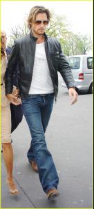 halle_berry_gabriel_aubry_holding_hands_03.jpg