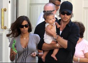 halle_berry_walk_family.jpg