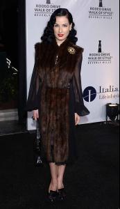 06948_rodeo_drive_walk2005_122_419lo.jpg