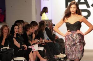32598_Dita_Von_Teese_8_The_Fashion_Fringe_catwalk_show_CU_ISA_0003_122_370lo.jpg