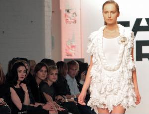 32893_Dita_Von_Teese_0_The_Fashion_Fringe_catwalk_show_CU_ISA_0004_122_916lo.jpg