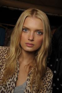 lily_d_-_anna_sui_-_backstage.jpg