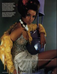 daria_vogue_uk_apr04_hauteexotica_byMario_Testino_LJ__ru_glam3.jpg