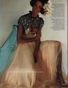 daria_vogue_uk_apr04_hauteexotica_byMario_Testino_LJ__ru_glam4.jpg