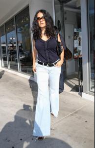 Salma_Hayek_goes_shopping_13.jpg