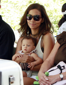 Halle_Berry_Nahla_Aubry_Zoo_52.jpg