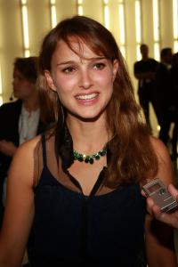 Natalie_Portman___Rodarte_Spring_2009_fashion_show_during_Mercedes_Benz_Fashion_Week__NYC__Sept_9th__1_.jpg