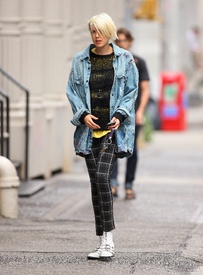 Preppie_-_Agyness_Deyn_walking_around_in_SoHo_-_September_9_2009_056.jpg