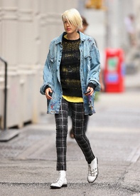 Preppie_-_Agyness_Deyn_walking_around_in_SoHo_-_September_9_2009_065.jpg