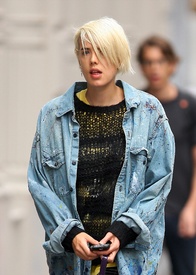 Preppie_-_Agyness_Deyn_walking_around_in_SoHo_-_September_9_2009_218.jpg