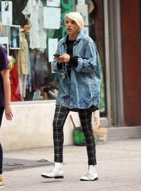 Preppie_-_Agyness_Deyn_walking_around_in_SoHo_-_September_9_2009_436.jpg