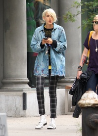 Preppie_-_Agyness_Deyn_walking_around_in_SoHo_-_September_9_2009_646.jpg