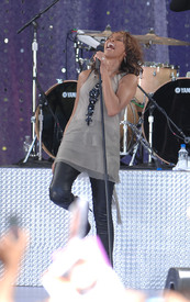 whitney_houston_performs_gma_tikipeter_celebritycity_017.jpg