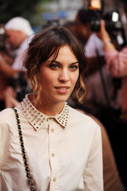 6db471ojnn-alexa-chung-1-005.jpg