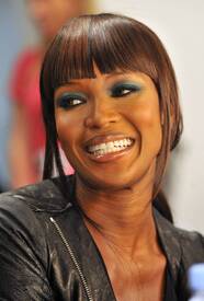 Naomi_Campbell_backstage_at_Somerset_House_02.jpg