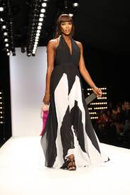 naomi-campbell-rocks-the-runway_47.jpg