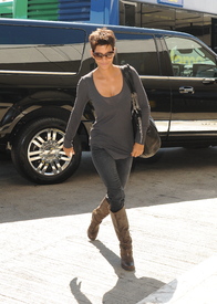 celebrity_paradise.com_TheElder_HalleBerry2010_09_27AtLAX1.jpg