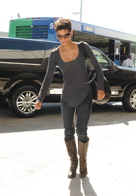 celebrity_paradise.com_TheElder_HalleBerry2010_09_27AtLAX4.jpg