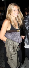 celebrity_paradise.com_TheElder_BarRefaeli2010_09_12_exitsAvenueNightclub4.jpg