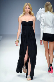 ENRICO-_COVERI-_SPRING-2011-_RTW-_PODIUM-011_runway.jpg