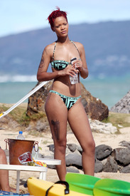 RihannaonthebeachinHawaii004.jpg