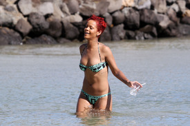 RihannaonthebeachinHawaii012.jpg