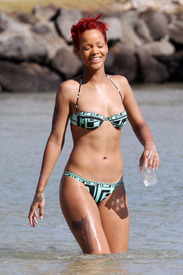 RihannaonthebeachinHawaii027.jpg