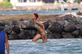 RihannaonthebeachinHawaii088.jpg