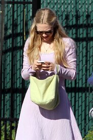 Celebutopia_NET.Amanda_Seyfried_on_the_set_of_Red_Riding_Hood_in_Vancouver.09_01_2010.HQ.1.jpg