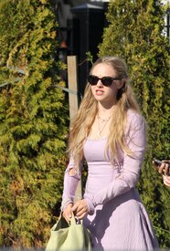 Celebutopia_NET.Amanda_Seyfried_on_the_set_of_Red_Riding_Hood_in_Vancouver.09_01_2010.HQ.3.jpg