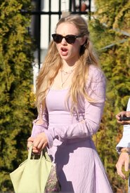Celebutopia_NET.Amanda_Seyfried_on_the_set_of_Red_Riding_Hood_in_Vancouver.09_01_2010.HQ.4.jpg