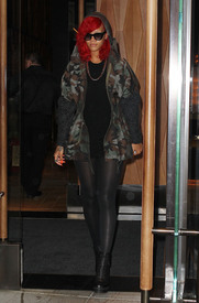 RihannaoutinNewYork27.9.2010_01.jpg