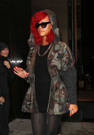 RihannaoutinNewYork27.9.2010_04.jpg