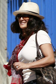 SalmaHayektakesherdaughtertoherfirstdayofpre_school_01.jpg