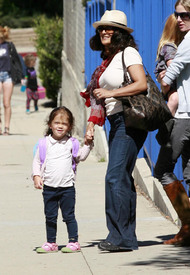 SalmaHayektakesherdaughtertoherfirstdayofpre_school_02.jpg