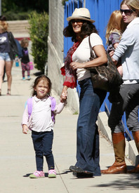 SalmaHayektakesherdaughtertoherfirstdayofpre_school_03.jpg