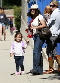 SalmaHayektakesherdaughtertoherfirstdayofpre_school_04.jpg