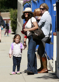 SalmaHayektakesherdaughtertoherfirstdayofpre_school_05.jpg