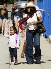 SalmaHayektakesherdaughtertoherfirstdayofpre_school_07.jpg