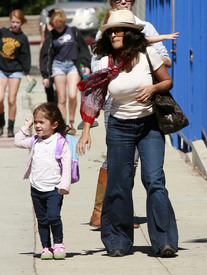 SalmaHayektakesherdaughtertoherfirstdayofpre_school_08.jpg