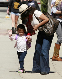 SalmaHayektakesherdaughtertoherfirstdayofpre_school_09.jpg